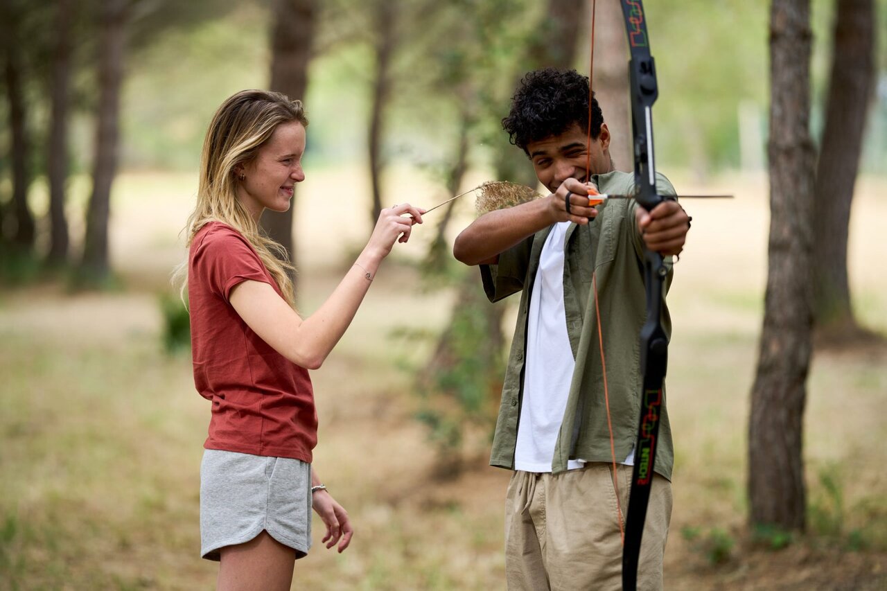 Tiro con arco para j�venes en CAPFUN Campo dei Fiori, Rosignano Marittimo (57).