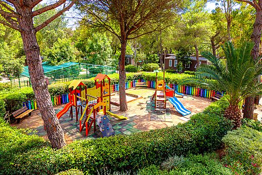 Parque infantil colorido con toboganes en el camping CAPFUN Campo dei Fiori en Rosignano Marittimo.