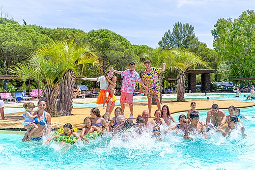 Animación y chapuzones en piscina exterior en el camping CAPFUN Campo dei Fiori en Rosignano Marittimo (57).