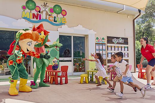 Mascotas y ni�os en Mini Club, CAPFUN Campo dei Fiori Rosignano Marittimo.