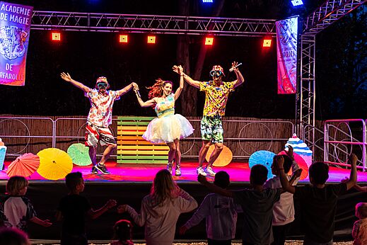Espect�culo de animaci�n con artistas y ni�os en el escenario del camping CAPFUN Campo dei Fiori en Rosignano Marittimo (57).