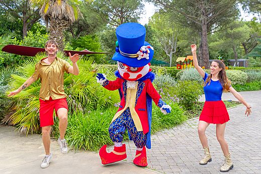 Mascota y animadores bailando para la animaci�n en el camping CAPFUN Campo dei Fiori en Rosignano Marittimo.