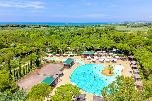 Vista a�rea del complejo acu�tico y pista de tenis en el camping CAPFUN Campo dei Fiori en Rosignano Marittimo (57).