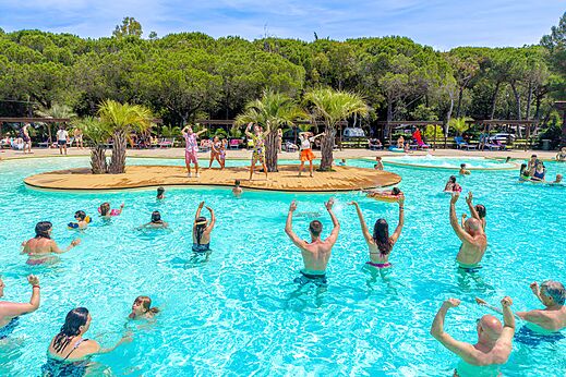 Animación acuática y piscina exterior en camping CAPFUN Campo dei Fiori, Rosignano Marittimo.