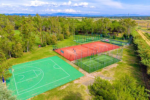 Canchas deportivas: baloncesto, tenis, pádel en camping CAPFUN Campo dei Fiori.