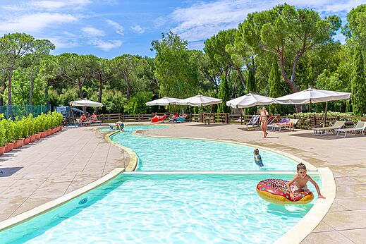 Piscina exterior con río acuático y niños jugando en el camping CAPFUN Campo dei Fiori en Rosignano Marittimo (57).