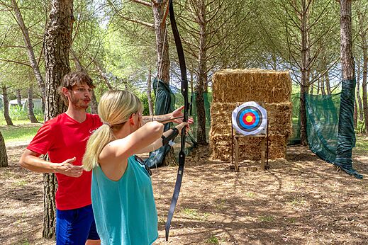 Iniciaci�n al tiro con arco con monitor en el camping CAPFUN Campo dei Fiori en Rosignano Marittimo.