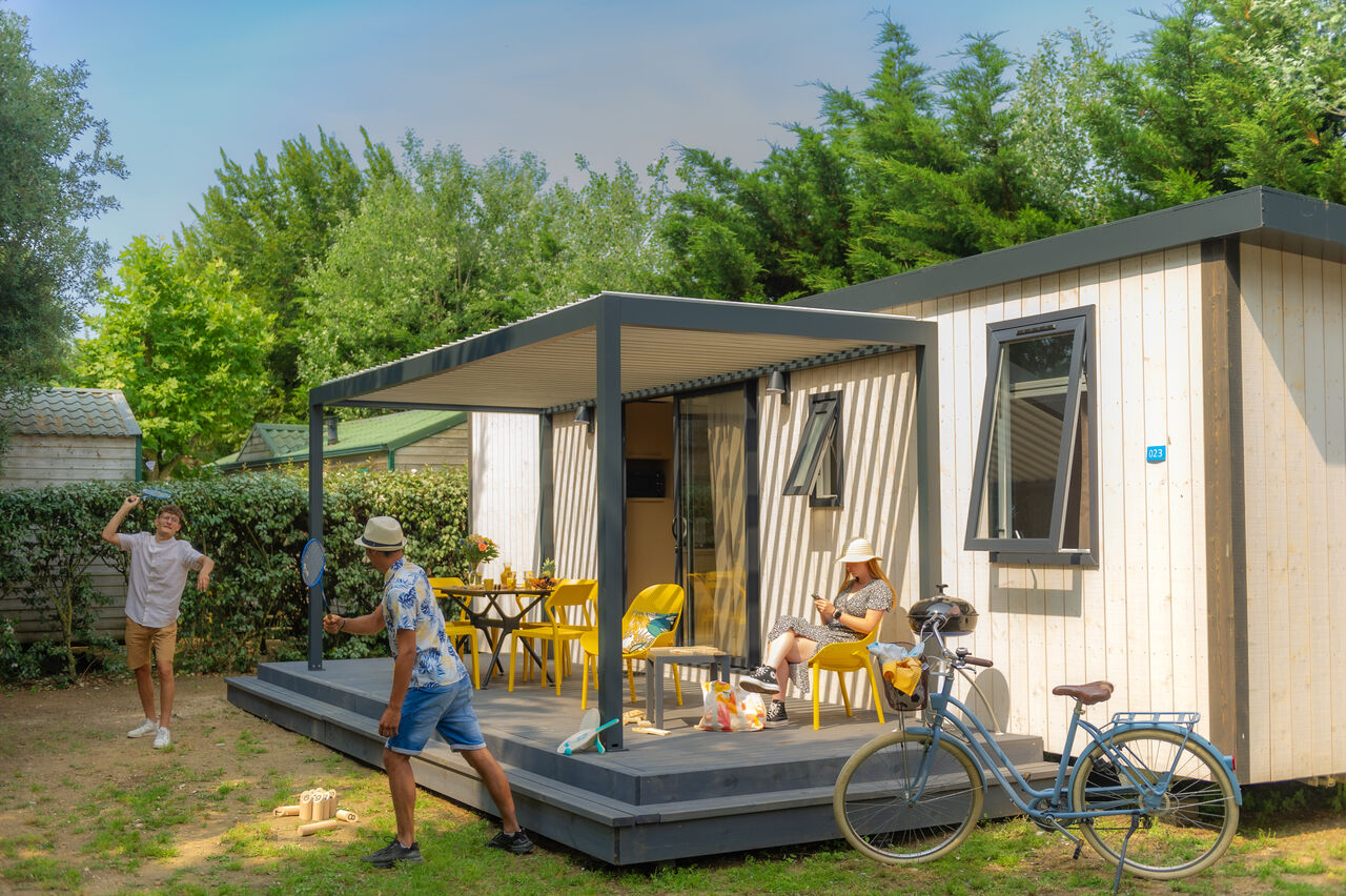 Casa m�vil moderna, familia jugando, en el camping CLICOCHIC Camp du Soleil en Ars-en-R�.
