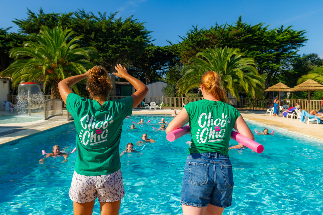 Animaci�n acu�tica en piscina del camping CLICOCHIC Camp du Soleil en Ars-en-R�.
