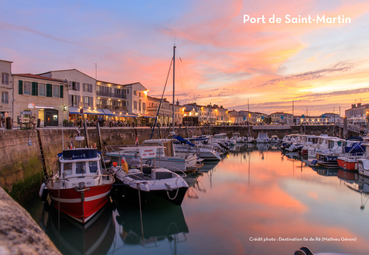 Puerto de Saint-Martin-de-R� al atardecer, un lugar para visitar en la Isla de R�.