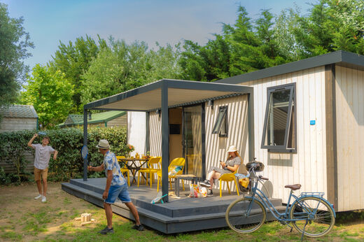 Mobil-home moderno, familia jugando en camping CLICOCHIC Camp du Soleil en Ars-en-Ré (17).