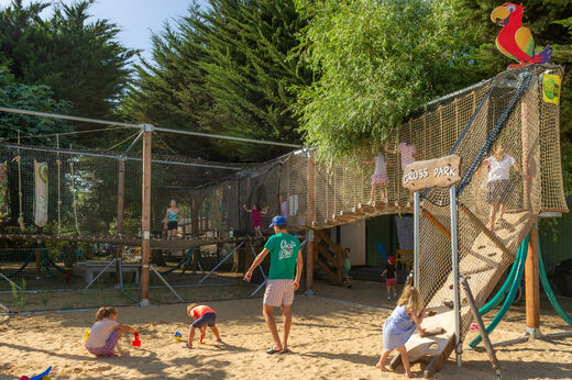 Parque de juegos "Cross Park" con redes y niños en el camping CLICOCHIC Camp du Soleil en Ars-en-Ré (17).