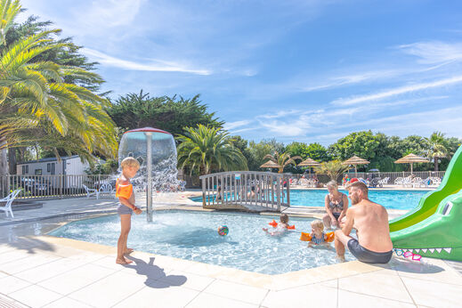 Piscina, juegos acuáticos y tobogán en el camping CLICOCHIC Camp du Soleil.