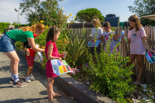 Niños en búsqueda de colores en la naturaleza con animador en el camping CLICOCHIC Camp du Soleil en Ars-en-Ré (17).