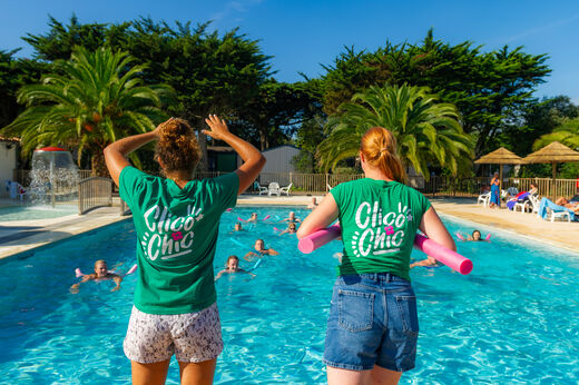 Aquagym animado piscina en el camping CLICOCHIC Camp du Soleil Ars-en-Ré (17).