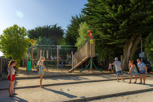Petanca en el camping CLICOCHIC Camp du Soleil en Ars-en-Ré (17).