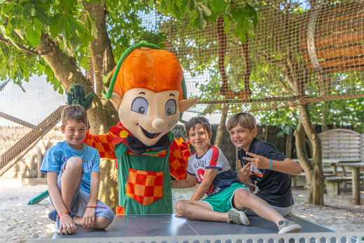 Mascota, niños sonrientes en el camping CLICOCHIC Camp du Soleil en Ars-en-Ré (17).