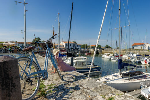 Puerto deportivo, veleros y bicicleta en el camping CLICOCHIC Camp du Soleil.