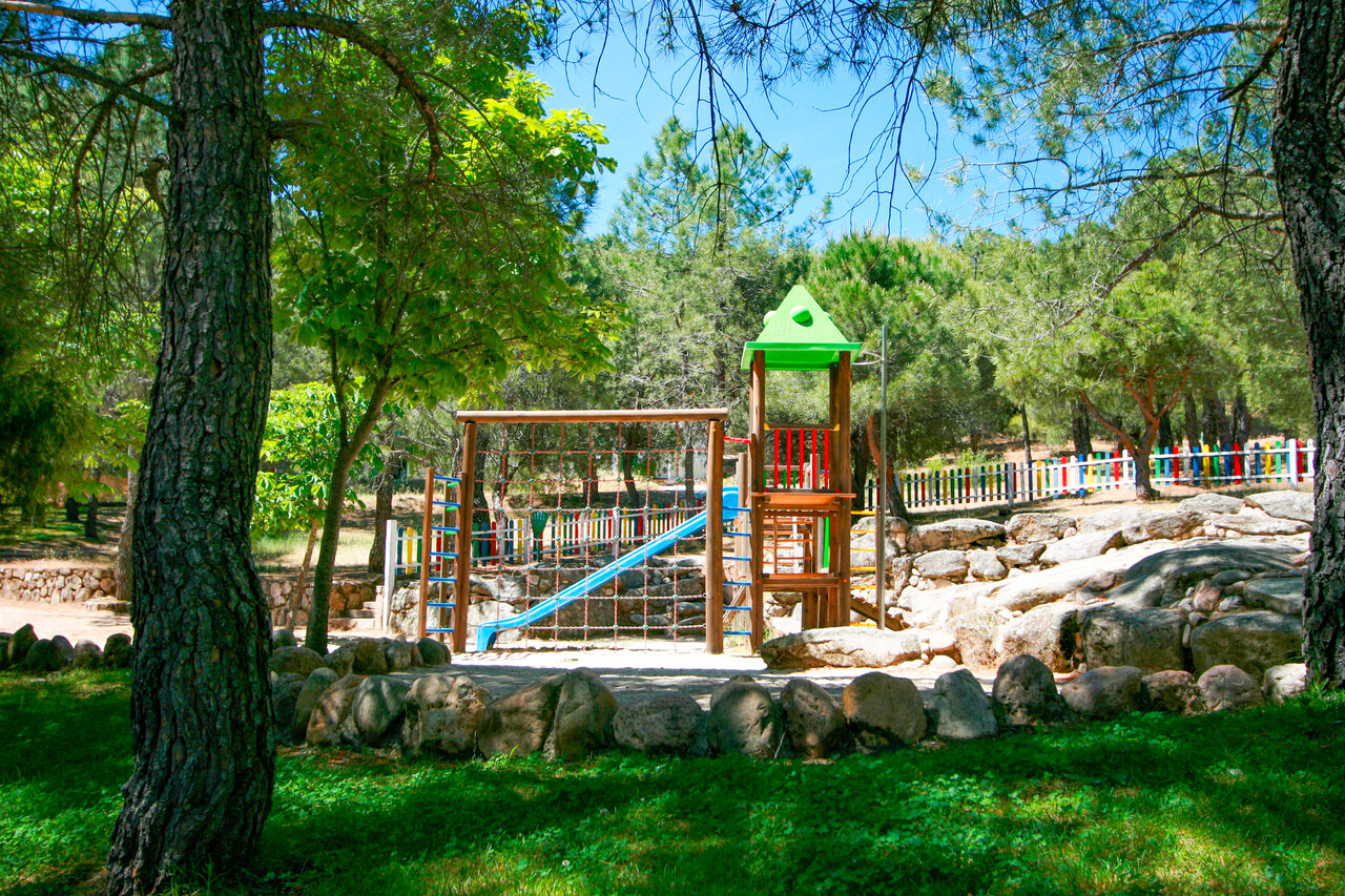 Parque infantil, tobog�n, red CAPFUN El Canto La Gallina en Valdemaqueda (Madrid).