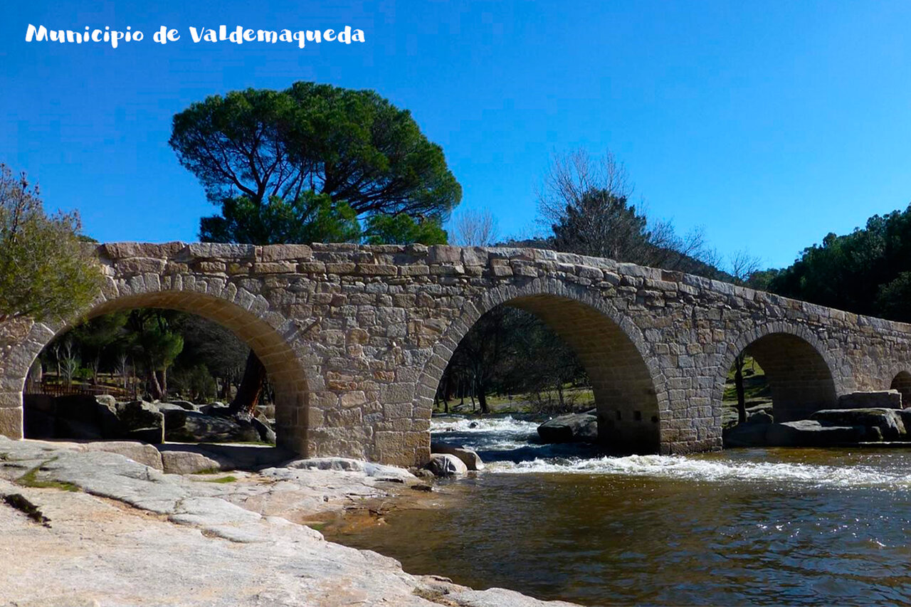 Puente de piedra antiguo con arcos sobre r�o en Valdemaqueda (Madrid).