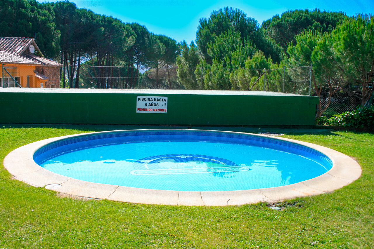 Piscina infantil y cancha deportiva en el camping CAPFUN El Canto La Gallina.