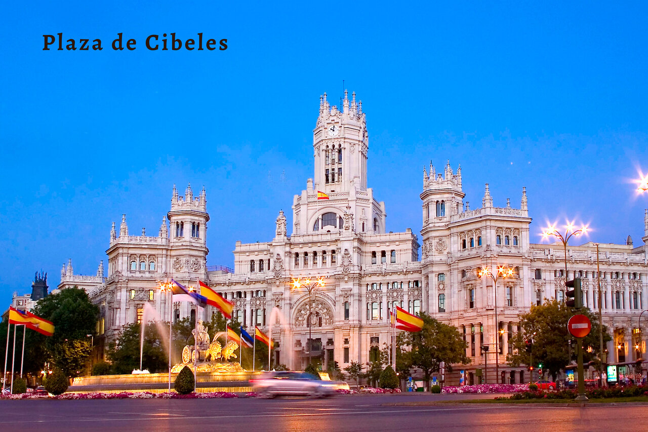Plaza de Cibeles y fuente iluminadas, un lugar para visitar en Madrid.
