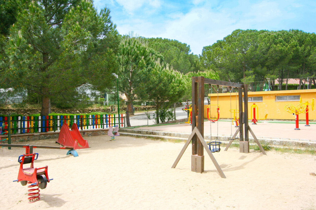 Zona de juegos infantil, tobog�n, columpios, fitness en el camping CAPFUN El Canto La Gallina en Valdemaqueda (Madrid).
