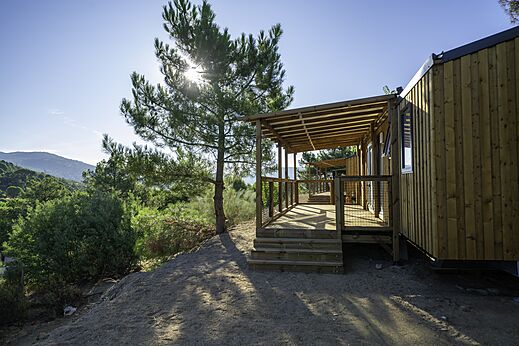 Mobil-home de madera, terraza, en el camping CAPFUN El Canto La Gallina en Valdemaqueda (Madrid).