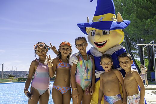Niños sonrientes con mascota y piscina en el camping CAPFUN El Canto La Gallina (Madrid) (28).