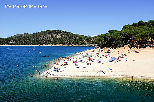 Playa del Pantano de San Juan, baño y actividades náuticas cerca de Madrid.