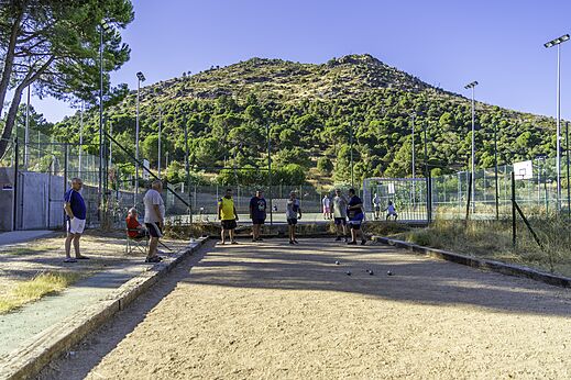 Campo de petanca y pistas deportivas en el camping CAPFUN El Canto La Gallina en Valdemaqueda (Madrid)