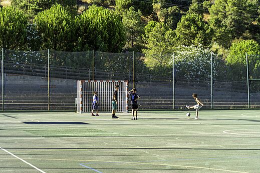 Pista multideporte y niños jugando fútbol en el camping CAPFUN El Canto La Gallina en Valdemaqueda (Madrid).