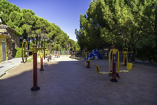 Equipo deportivo exterior en el camping CAPFUN El Canto La Gallina (Madrid)