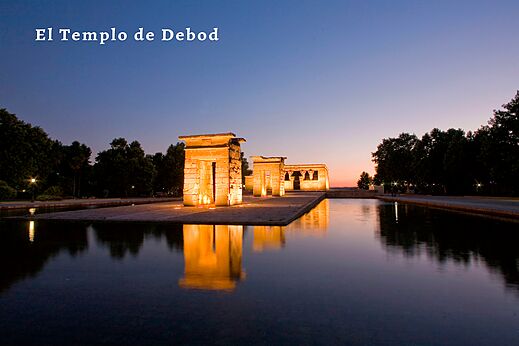 Templo de Debod iluminado al anochecer, un monumento egipcio para visitar en Madrid.