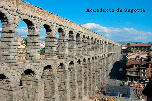 Acueducto romano de Segovia, monumento histórico importante para visitar cerca del camping.