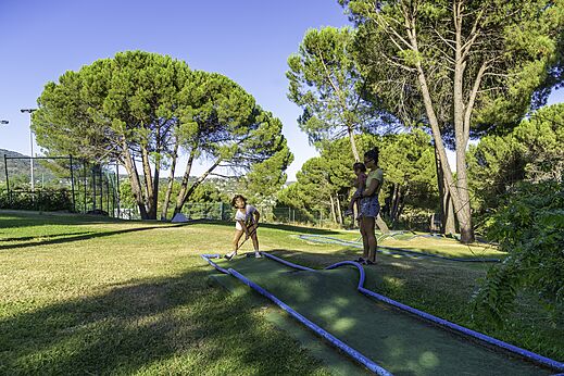 Mini-golf, niños y familia en camping CAPFUN El Canto La Gallina, Valdemaqueda (Madrid).