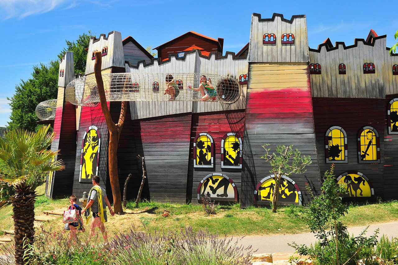 Castillo gigante en el camping CAPFUN Carpe Diem en VAISON LA ROMAINE (84).