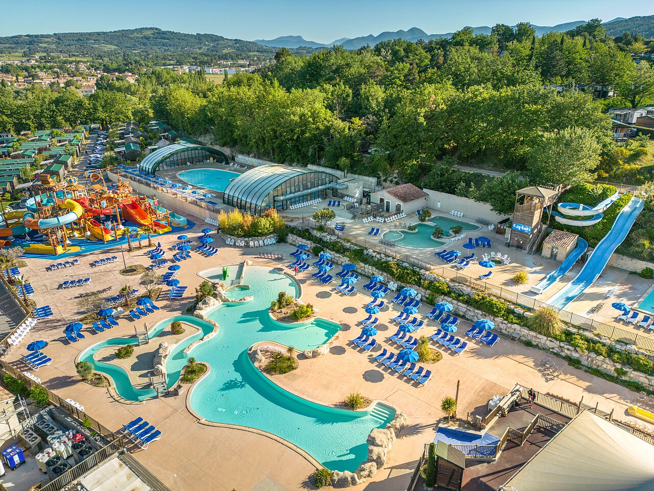 Gran parque acu�tico, piscinas exteriores y toboganes en el camping CAPFUN Carpe Diem en VAISON LA ROMAINE (84).