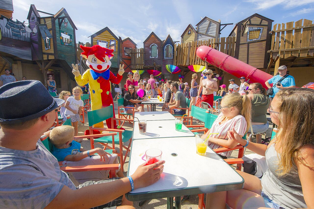 Mascota, juegos y bar en camping CAPFUN Carpe Diem VAISON LA ROMAINE (84).