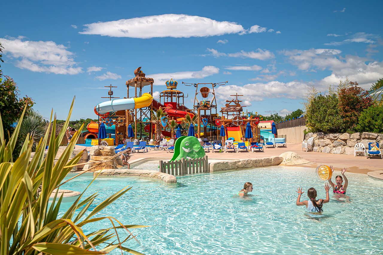 Parque acu�tico con toboganes gigantes y piscina en el camping CAPFUN Carpe Diem en VAISON LA ROMAINE (84).