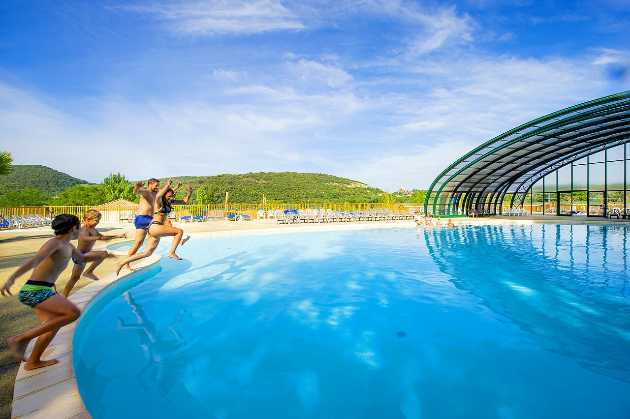 Piscina exterior, familia alegre en el camping CAPFUN Carpe Diem en VAISON LA ROMAINE (84).
