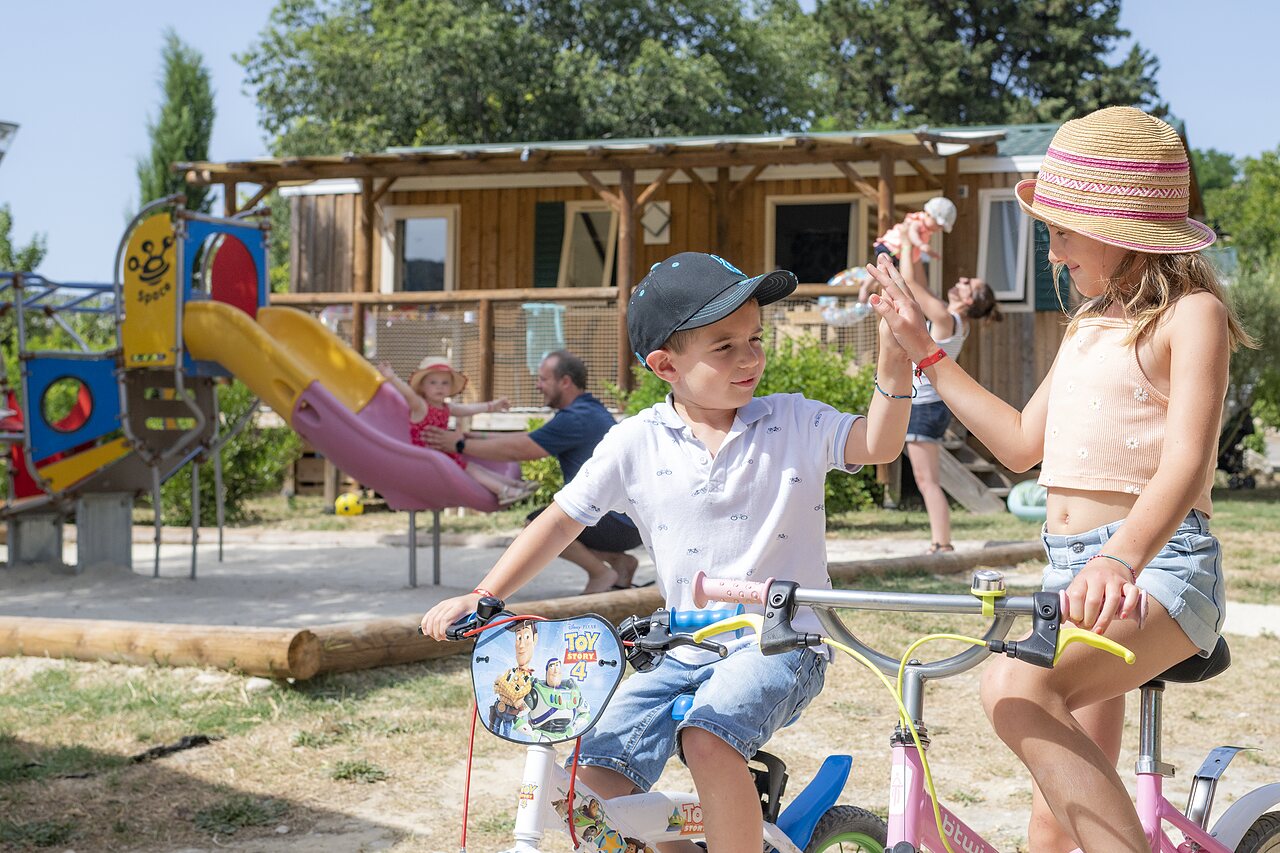 Zona de juegos infantil en el camping CAPFUN Carpe Diem en VAISON LA ROMAINE.