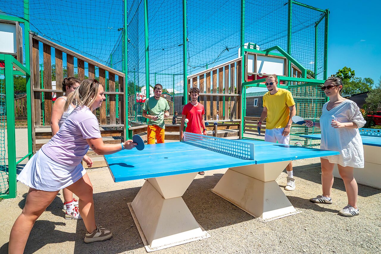 J�venes jugando ping-pong exterior en camping CAPFUN Carpe Diem (84).