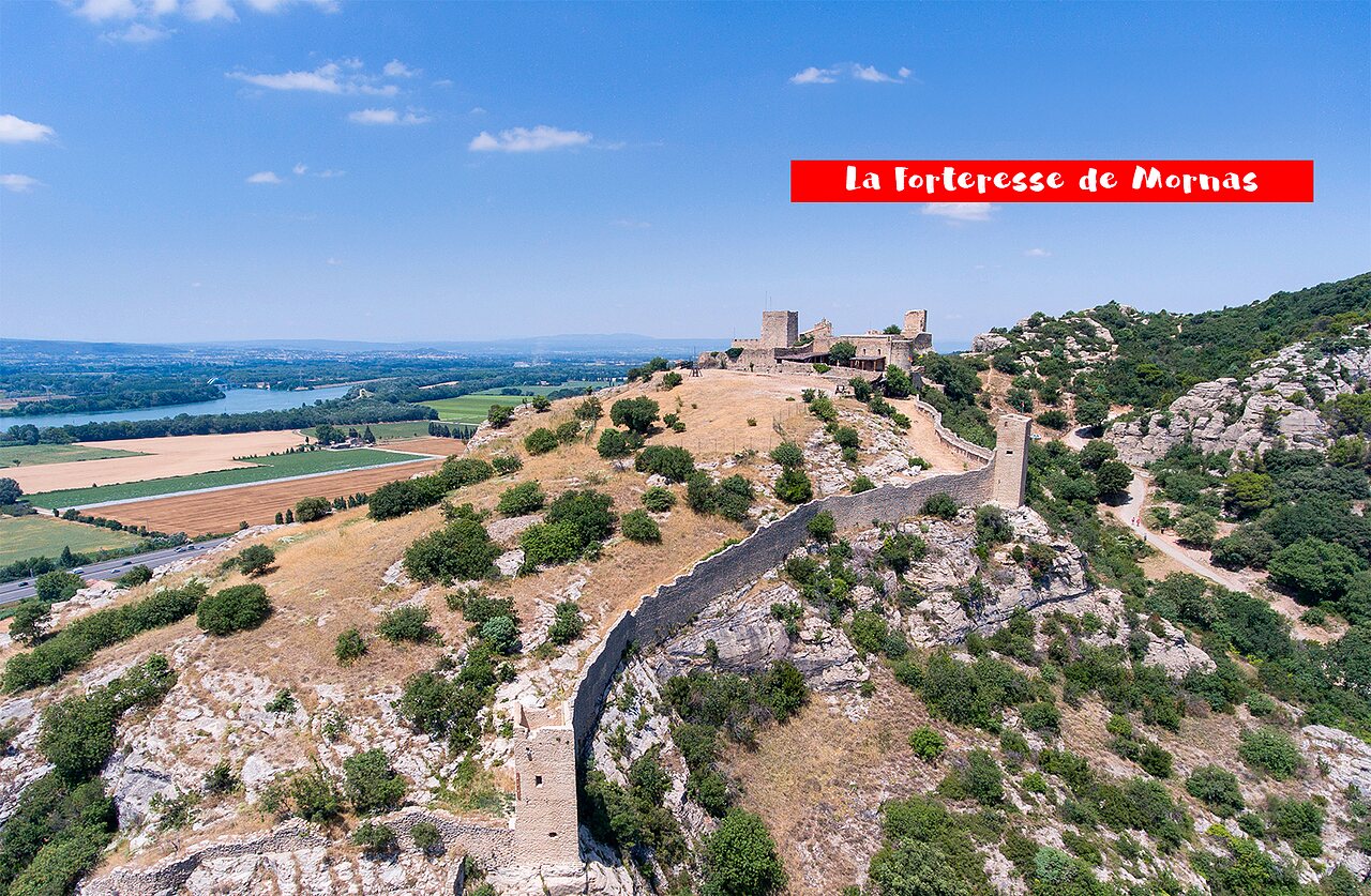 Fortaleza medieval de Mornas, sitio hist�rico para visitar cerca de Vaison-la-Romaine.