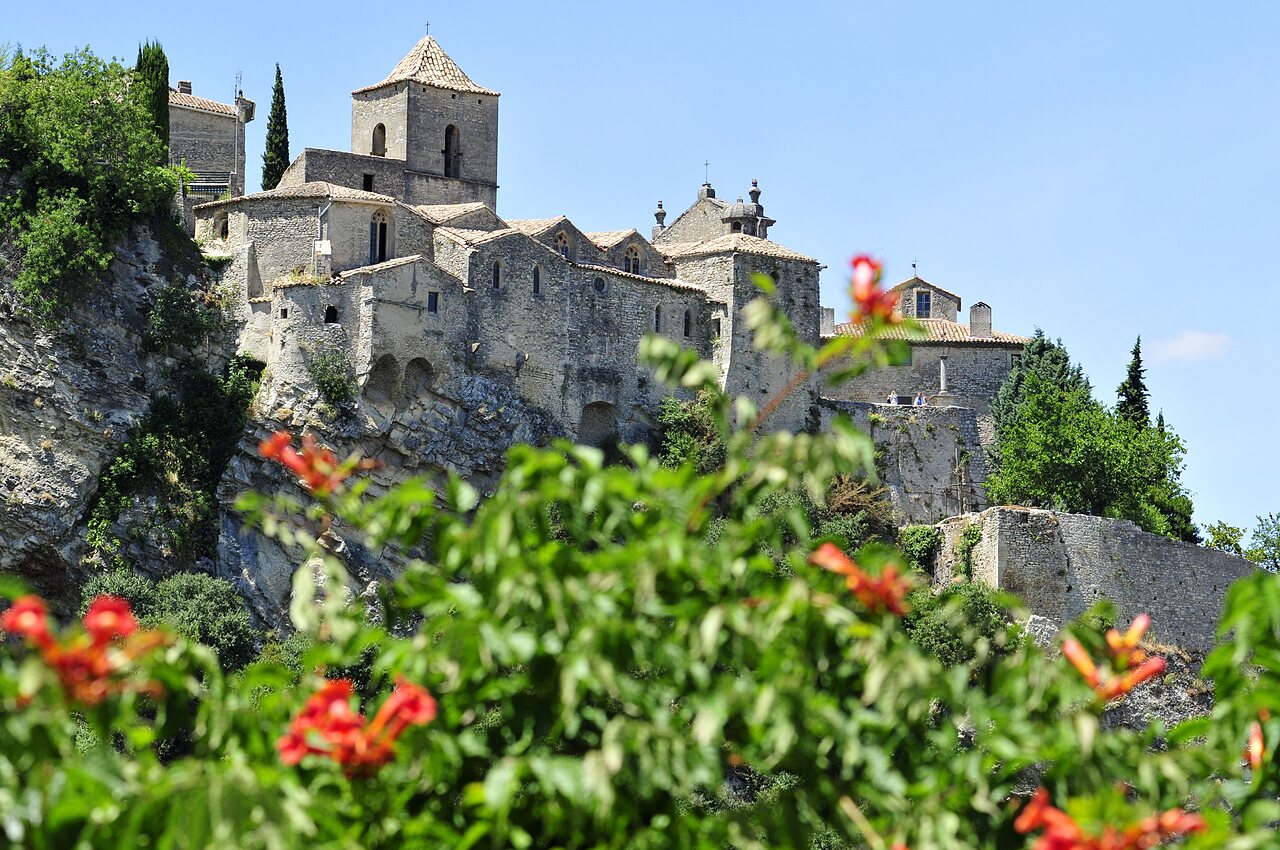 Pueblo medieval en la cima de una colina, lugar hist�rico cerca de Vaison-la-Romaine.