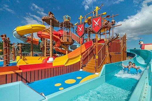 Toboganes acu�ticos y juegos de agua infantiles en camping CAPFUN Carpe Diem en VAISON LA ROMAINE (84)