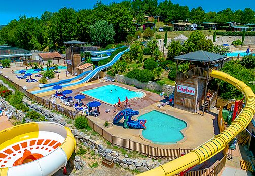 Parque acu�tico con piscinas y toboganes gigantes en el camping CAPFUN Carpe Diem en VAISON LA ROMAINE (84).