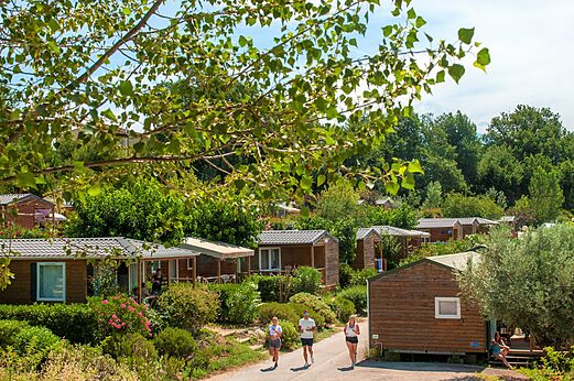 Mobil-homes de madera, camino verde, camping CAPFUN Carpe Diem VAISON LA ROMAINE.