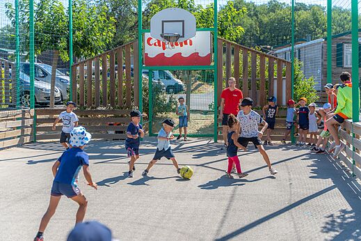 Fútbol en cancha multideporte en camping CAPFUN Carpe Diem, VAISON LA ROMAINE (84).