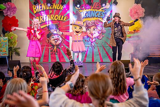 Animación infantil con artistas y mascota en camping CAPFUN Carpe Diem en VAISON LA ROMAINE.